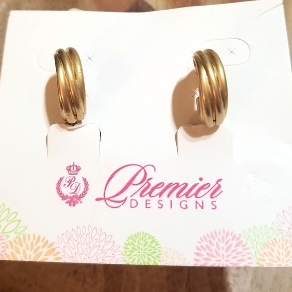 NEW Premier Designs Gold Ribbed Huggie Earrings - Picture 4 of 4